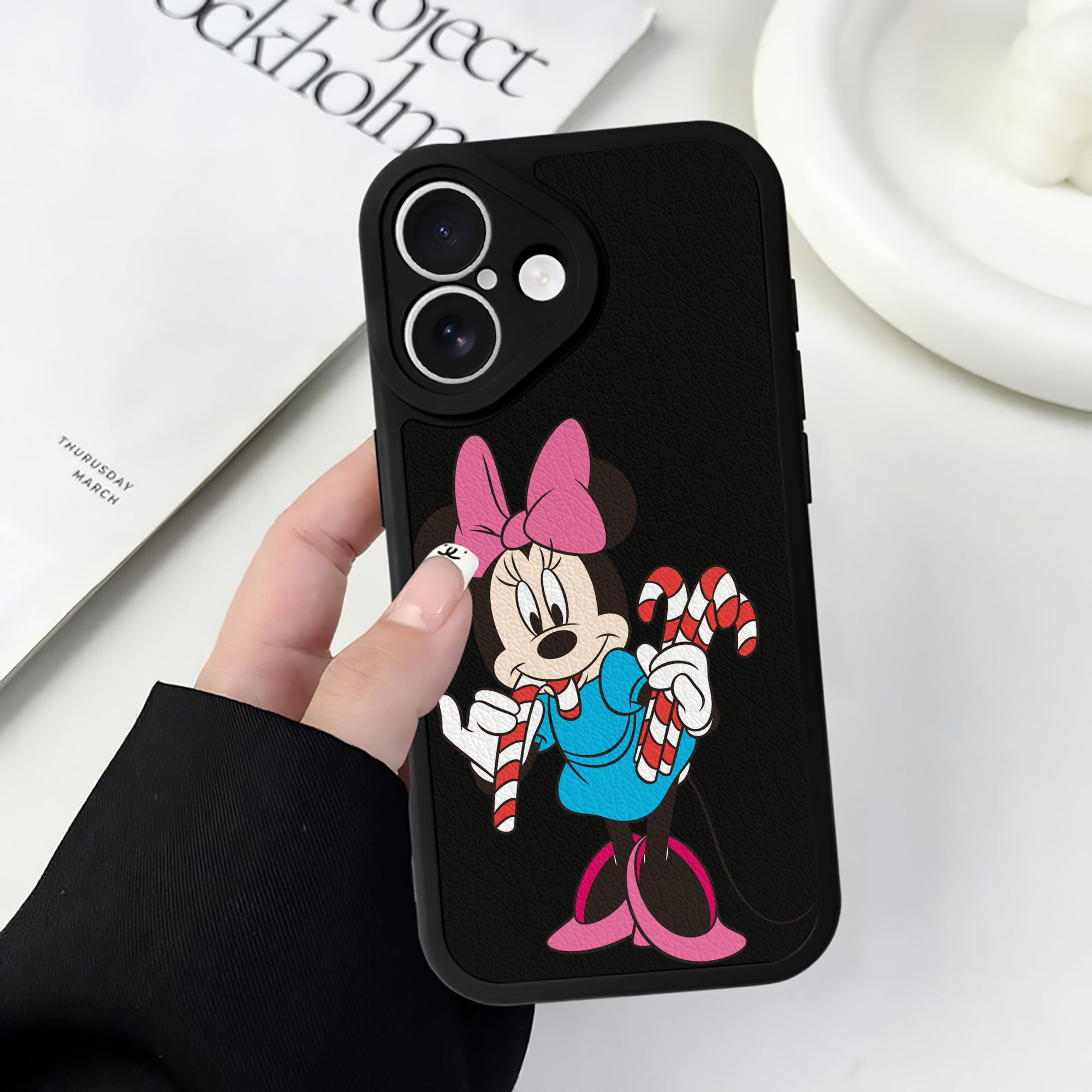 （画像用） ミッキーマウス Mickey Mouse 【iPhone 16シリーズ対応】シリコンスマホケース（レザー調） 材質：シリコン
